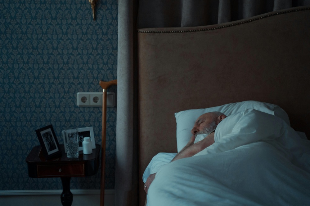 Expertos de Sanitas Mayores subrayan la importancia de reforzar los hábitos de higiene del sueño en esta etapa para prevenir alteraciones.