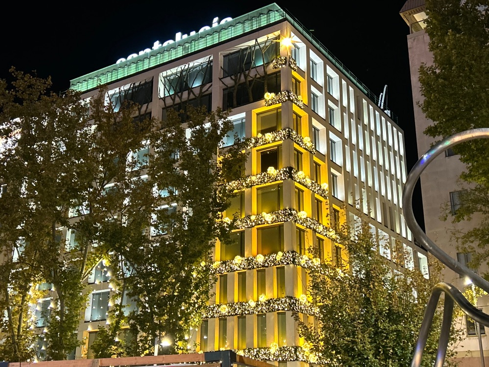 SANTALUCÍA da la bienvenida a la Navidad iluminando su sede en la Plaza de España de Madrid con más de 55 kilómetros de luces LED.