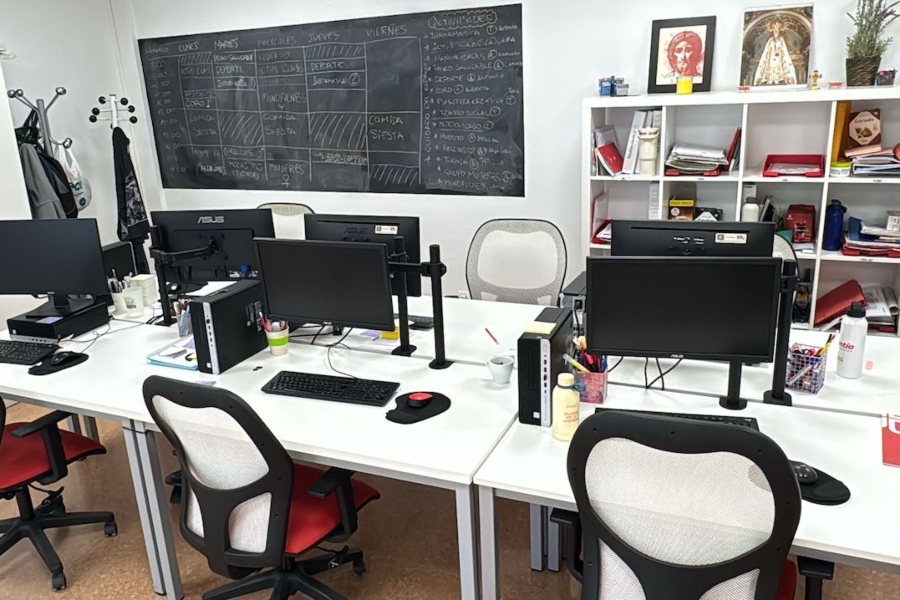 Grupo ASV dona 110 ordenadores de sobremesa a Cáritas Diocesana de Orihuela-Alicante