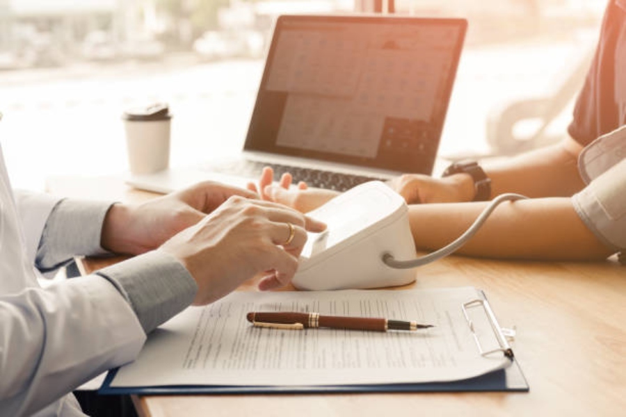 Legálitas aclara qué actividades puede realizar un trabajador durante una baja médica o permiso por maternidad