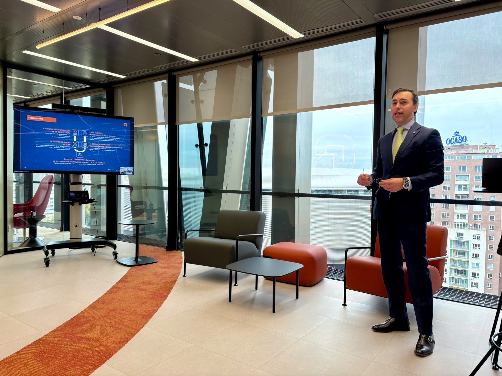 La digitalización avanza a distinto ritmo en banca y seguros, pero los clientes demandan acompañamiento profesional en los momentos clave.