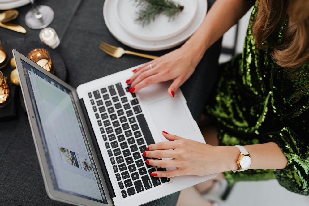 La Navidad aumenta el estrés laboral y dificultan la desconexión: el 24% de los trabajadores españoles sufre presión por su carga de trabajo.