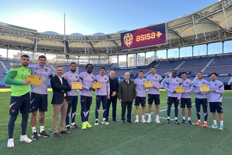 Los nuevos fichajes del Levante UD reciben las tarjetas médicas de ASISA