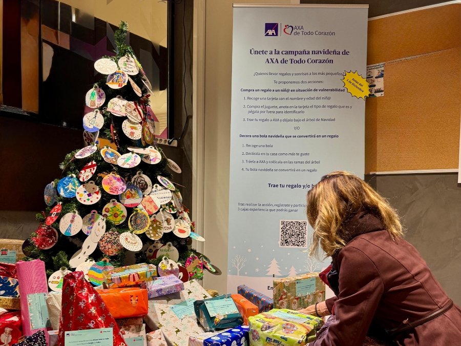 Olga Sánchez destaca el compromiso social de la plantilla de AXA en la campaña de Navidad 2025