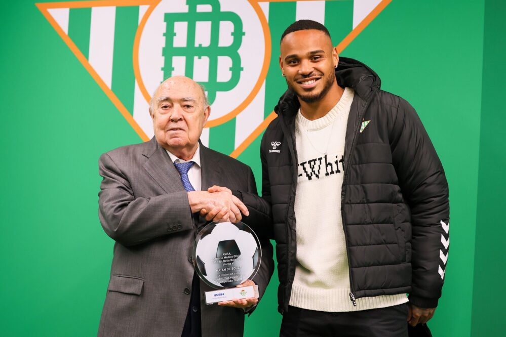ASISA, aseguradora médica oficial del Real Betis Balompié, ha entregado a Natan de Souza el premio ‘Jugador más Saludable’.