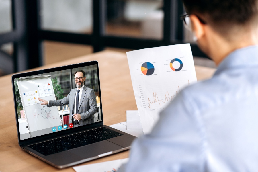 CECAS analiza las obligaciones fiscales y laborales de la mediación en 2026