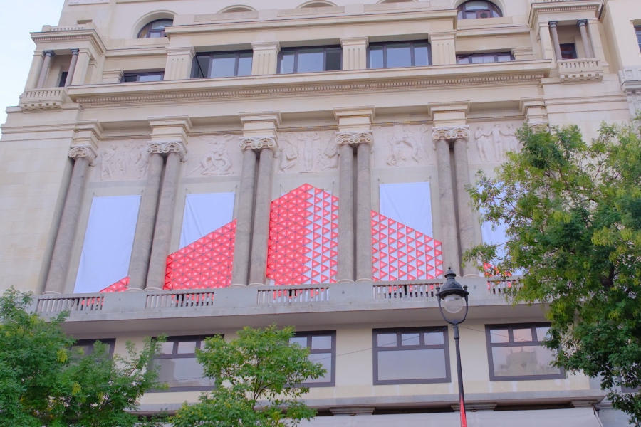 Allianz ilumina LuzMadrid con triángulos de emergencia