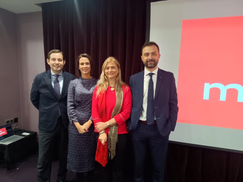 La presidenta del Colegio de Valladolid, María José Laguna, asistió a la presentación de la nueva directora regional de Mapfre, Raquel Polo.