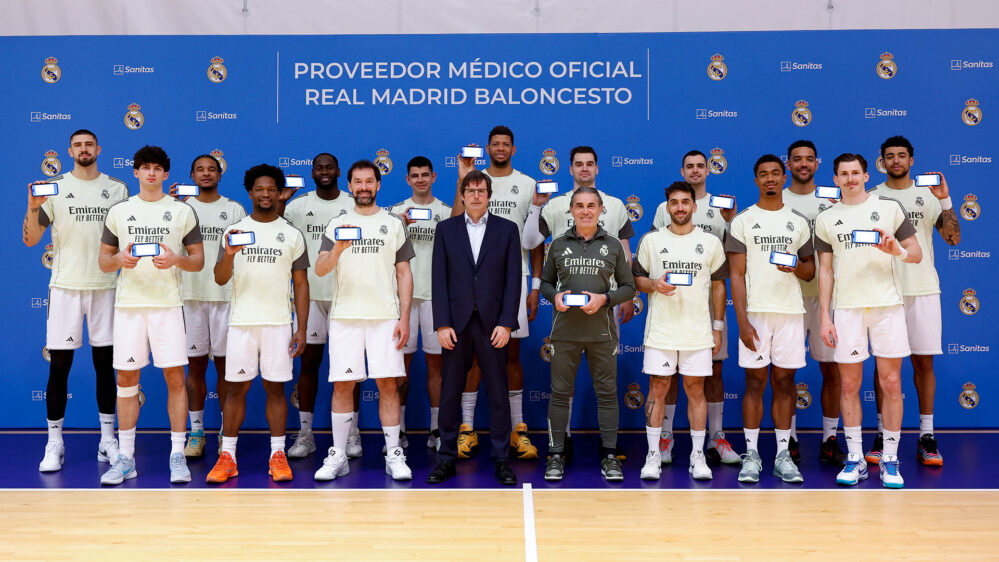 Sanitas ha reforzado su colaboración con el Real Madrid Baloncesto con la entrega de nuevas tarjetas sanitarias digitales a los jugadores.