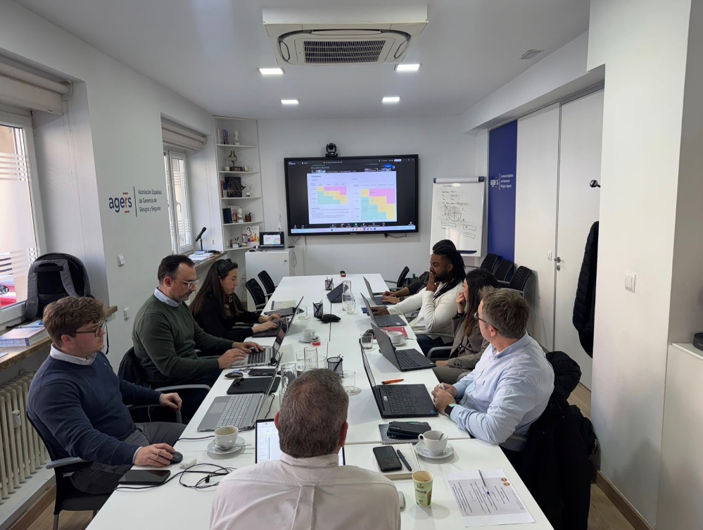 AGERS y la UB preparan la 10ª edición del Postgrado Experto en Gerencia de Riesgos tras graduar a 17 alumnos en la novena.