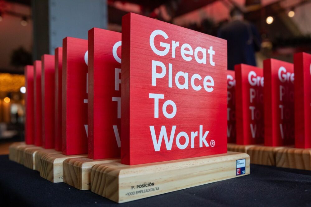 Finanzas y seguros destacan entre los mejores sectores para trabajar en España según Great Place to Work, con Reale Seguros liderando el ranking 2026.