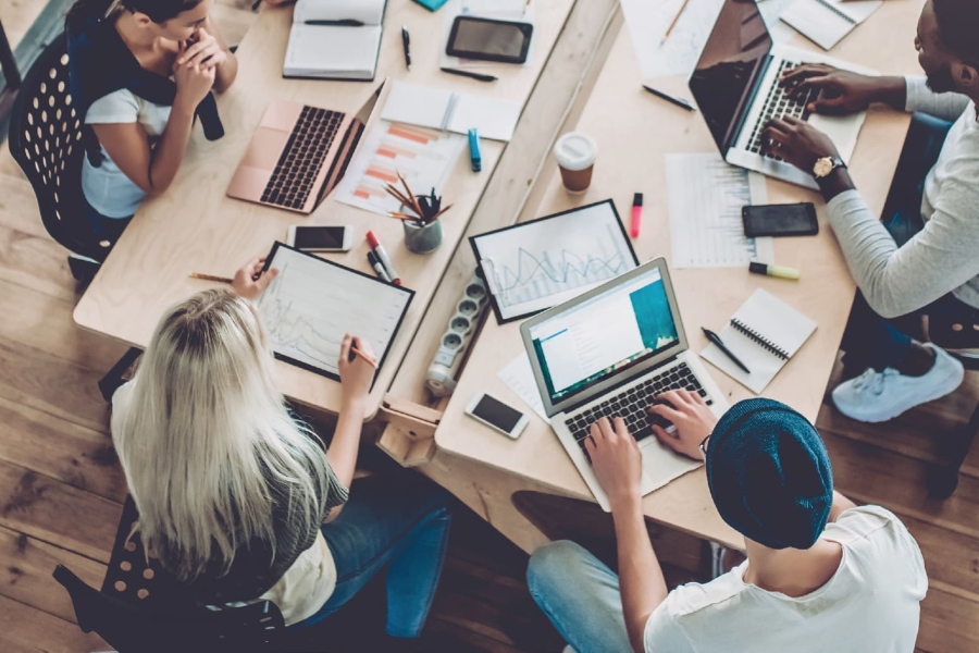 El trabajo híbrido se consolida como el modelo predominante en las grandes empresas españolas