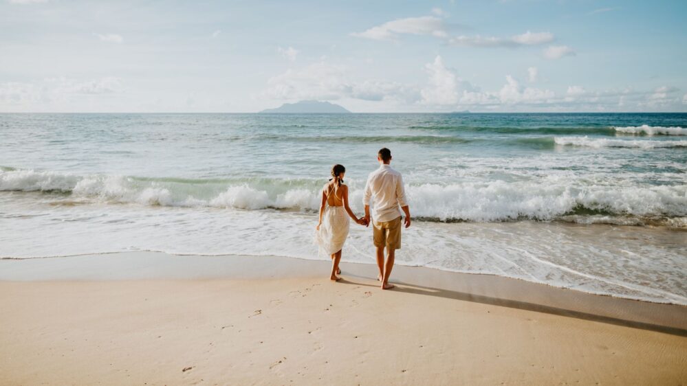 Allianz Partners alerta del alto coste de una urgencia médica en destinos de luna de miel y recomienda contratar seguro de viaje.