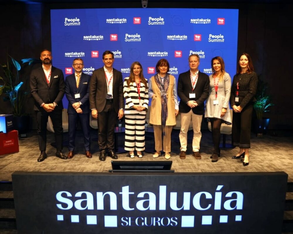 SANTALUCÍA reúne a líderes de RRHH en el People Summit para analizar el impacto de la inteligencia artificial y su integración en las organizaciones.