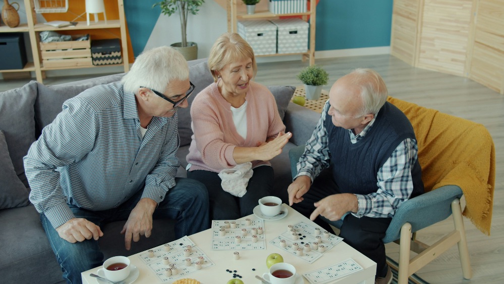 Claves para cuidar en casa a personas con enfermedades crónicas o dependencia, desde el tratamiento hasta el apoyo al cuidador.