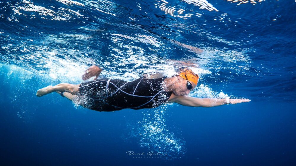 La nadadora Ángeles López “Pikiki” cruzará el Estrecho de Gibraltar para recaudar fondos y apoyar a 500 niños en situación de vulnerabilidad.