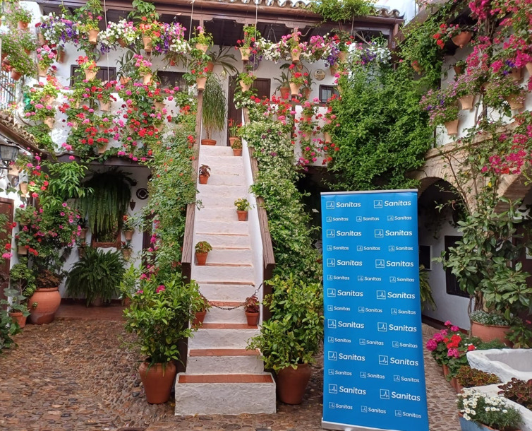 Sanitas y la Asociación Amigos de los Patios Cordobeses renuevan su alianza para impulsar la Fiesta de los Patios, patrimonio de la UNESCO y símbolo cultural de Córdoba.