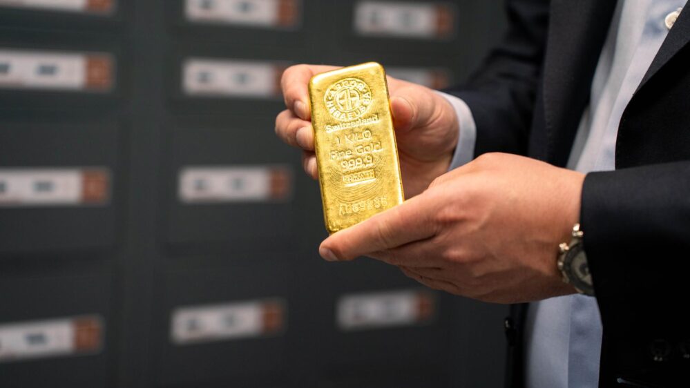 El oro gana protagonismo entre los ahorradores españoles como activo refugio, impulsado por la inflación y su mayor accesibilidad desde pequeñas inversiones.