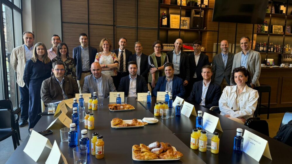 Mediadores y aseguradoras de Navarra coinciden en que la inteligencia artificial transformará el sector, aunque el asesoramiento humano seguirá siendo clave para los clientes.