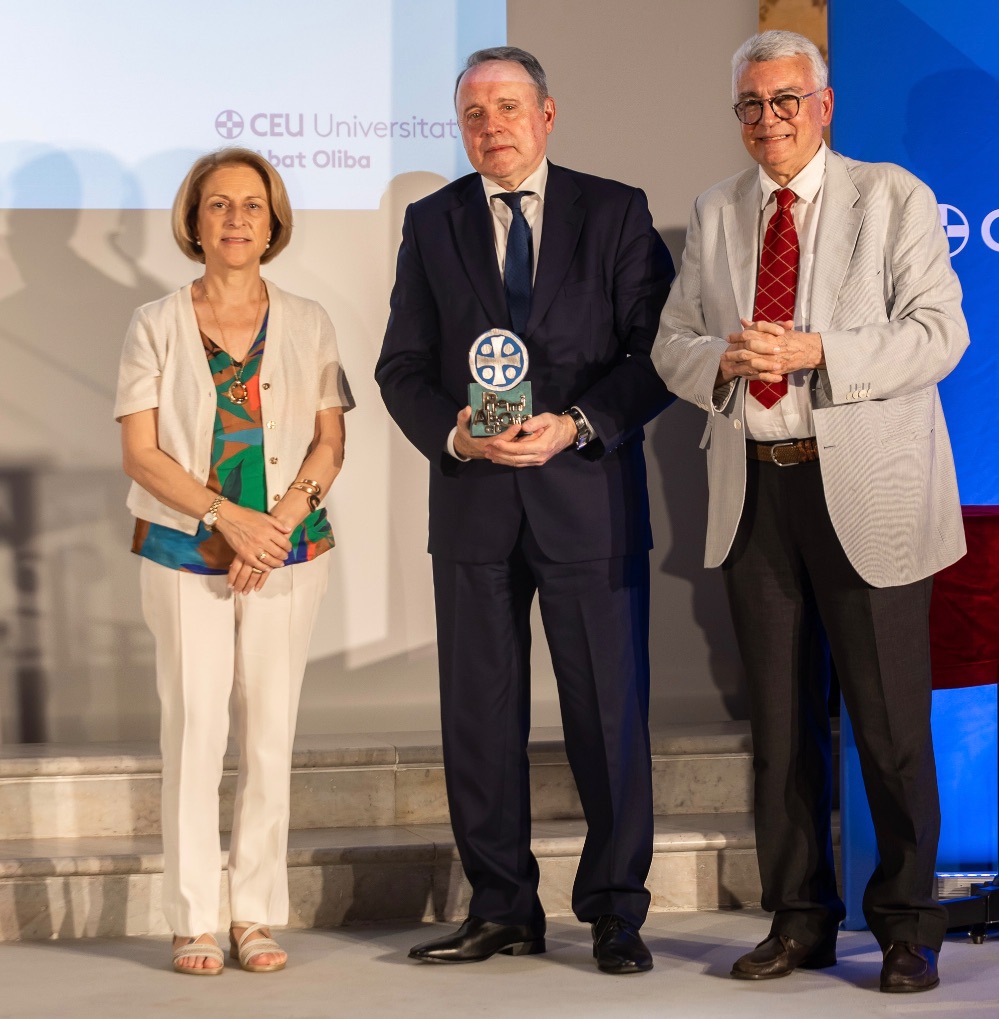 La Universitat CEU Abat Oliba reconoce a Joan Castells por su trayectoria empresarial y su impulso a la colaboración entre universidad, salud y empresa.