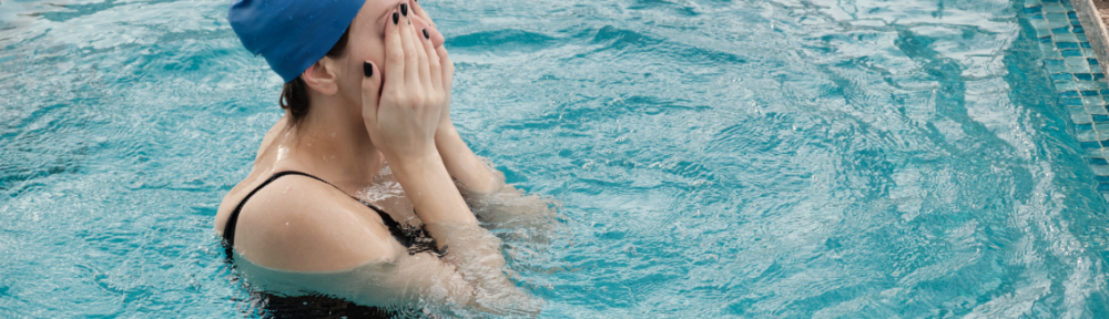 Bañarse con lentillas puede causar infecciones oculares graves