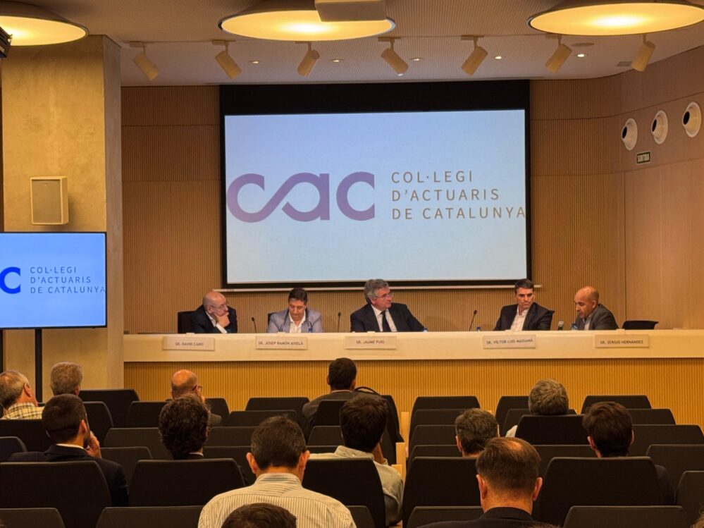 El CAC reunió a expertos de Afi, GVC Gaesco, VidaCaixa y FIATC para debatir sobre mercados financieros, inteligencia artificial y gestión de inversiones.