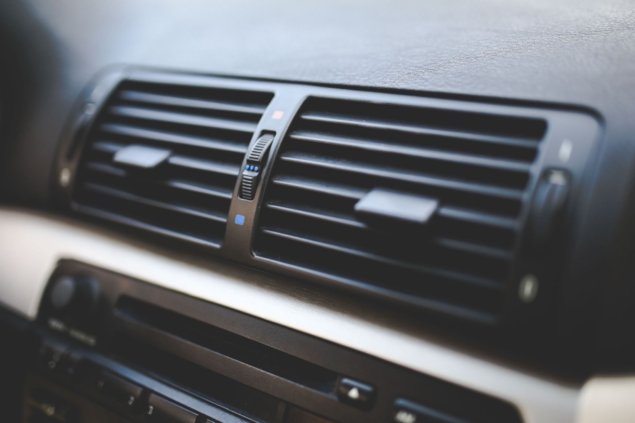 El interior de un coche al sol puede superar los 60 ºC y comprometer la eficacia del aire acondicionado