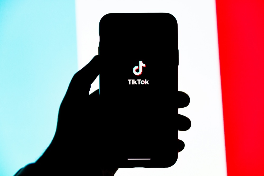 TikTok se consolida como fuente de educación financiera, pero la falta de credenciales y transparencia de genera dudas sobre sus consejos.