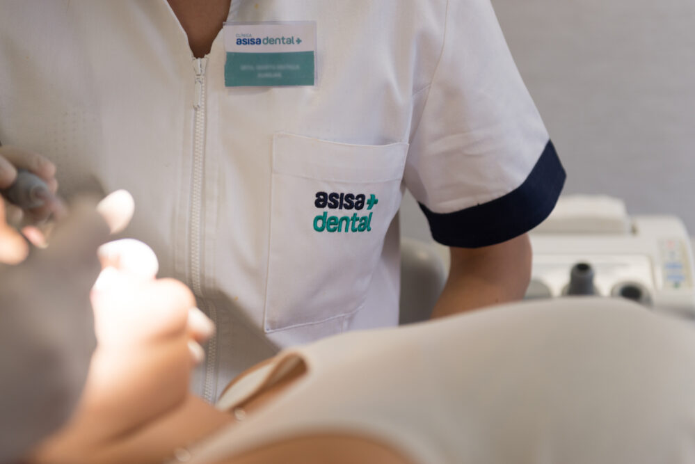ASISA Dental moderniza su laboratorio con nuevas instalaciones y tecnología para ofrecer prótesis y restauraciones dentales más precisas.