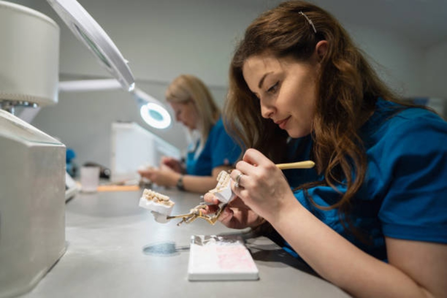 El verano aumenta los riesgos para la salud bucodental de las personas con prótesis dentales removibles