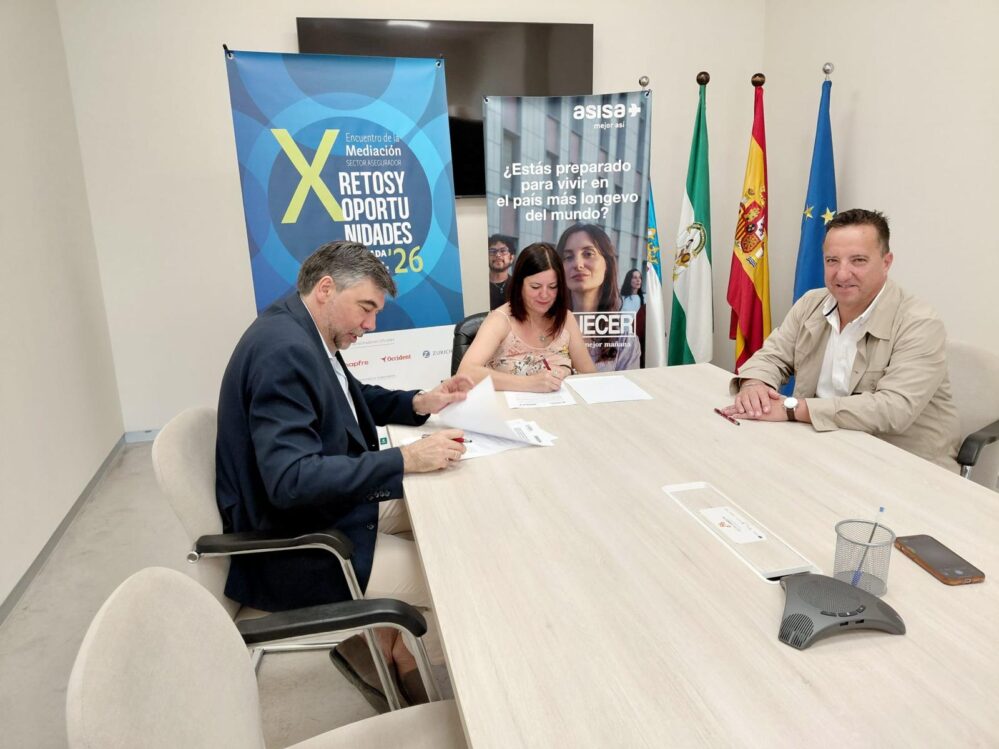 El Colegio Granada y ASISA renuevan su convenio para impulsar la formación, la innovación y la mediación profesional durante 2026.