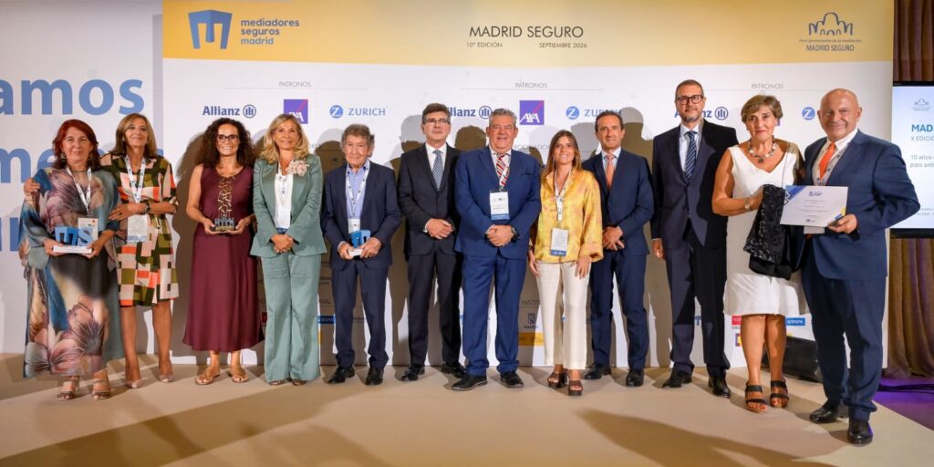 Los premiados con parte de la Junta Directiva del Colegio
