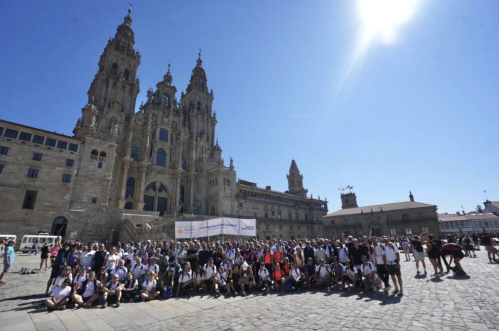 El Camino SegurLike Solidario culmina en Santiago con 270 peregrinos del sector asegurador tras recorrer más de 100 kilómetros desde Fisterra.