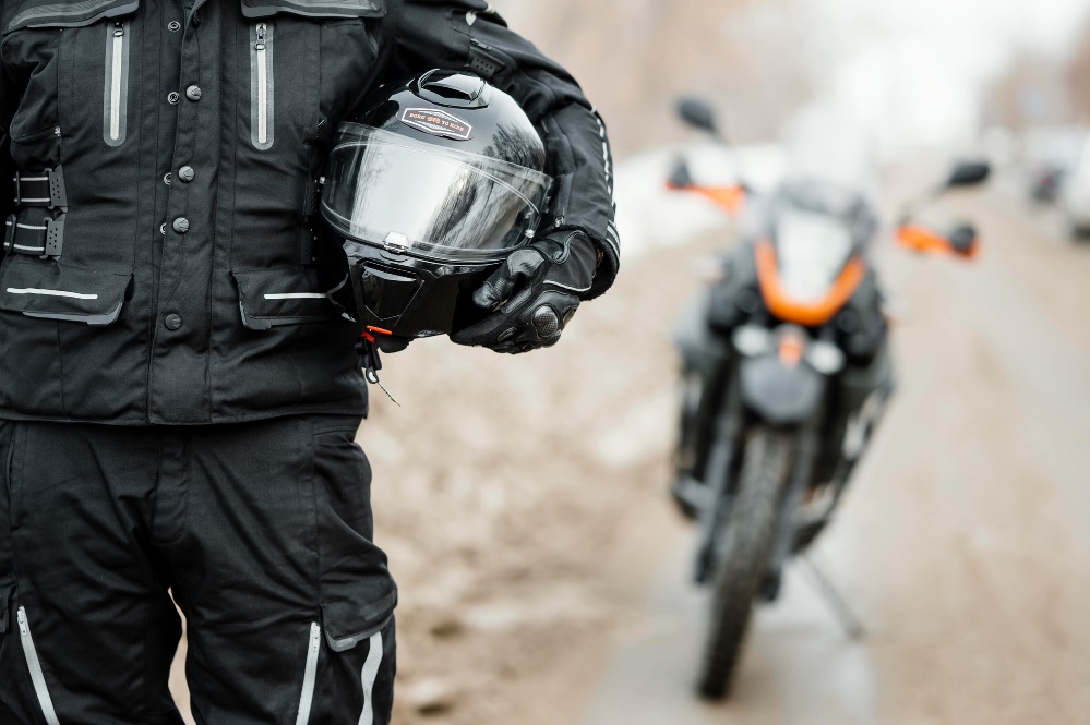 AMV incorpora gratis la cobertura de daños en los guantes a todos sus seguros de moto ante la nueva obligación en vías interurbanas.