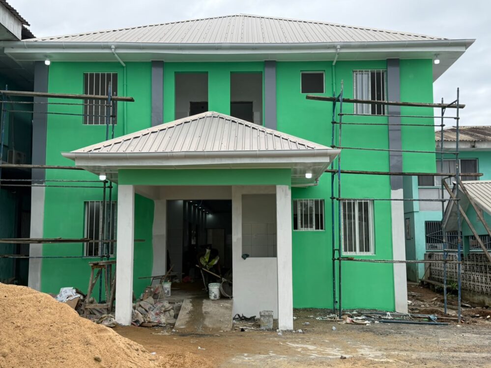 Surg For All construye en Liberia el primer hospital especializado en urología con el apoyo de Divina Seguros en equipamiento y formación.